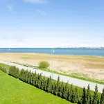Luxury Seaside 3 Bedroom With Balcony *